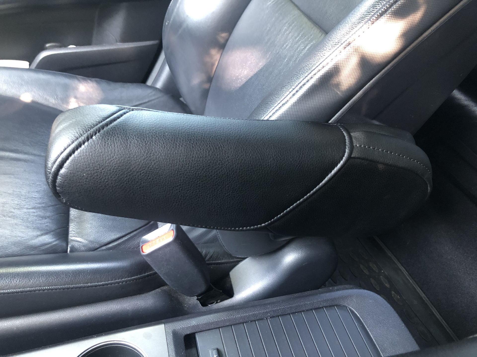 Подлокотники сидений, уход за салоном — Honda CR-V (RE), 2,4 л, 2009 ...