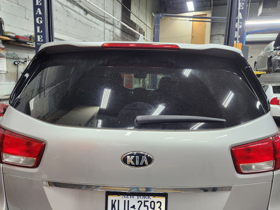 Мужчина и женщина за рулем. Женщина за рулем. Спокойствие за рулем. Девушка водит машину. Человек за рулем в очках.