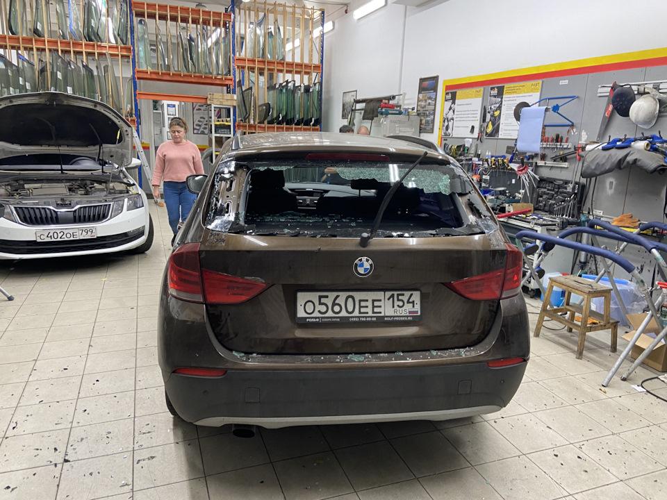 Треснуло заднее стекло — BMW X1 (E84), 2 л., 2012 года | поломка | DRIVE2