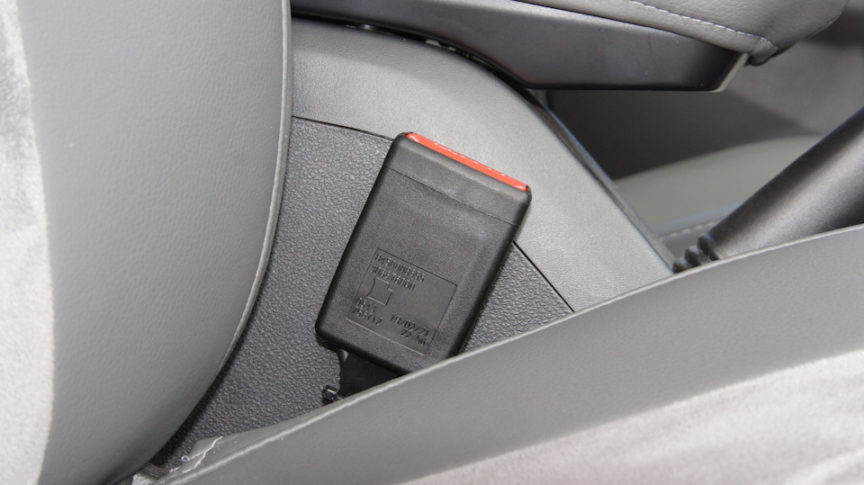 Пассажирский замок ремня безопасности после удлинения. Крупный план — Lada Vesta SW (1G)