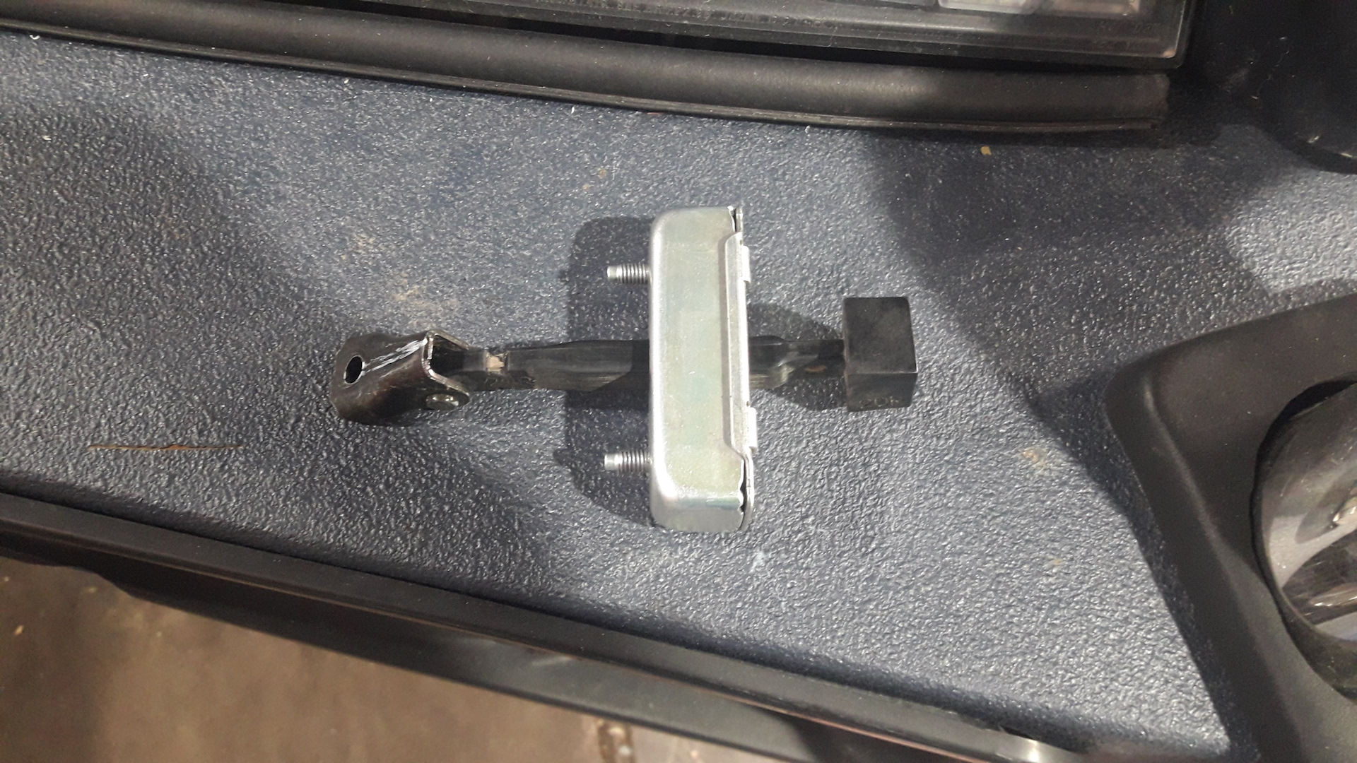 Двери паджеро спорт 2. Фиксатор двери Паджеро 4. Доработка ограничителей дверей Паджеро 4. Замена фиксатор дверей Паджеро 4. Замена ручки двери Митсубиси Паджеро 4.