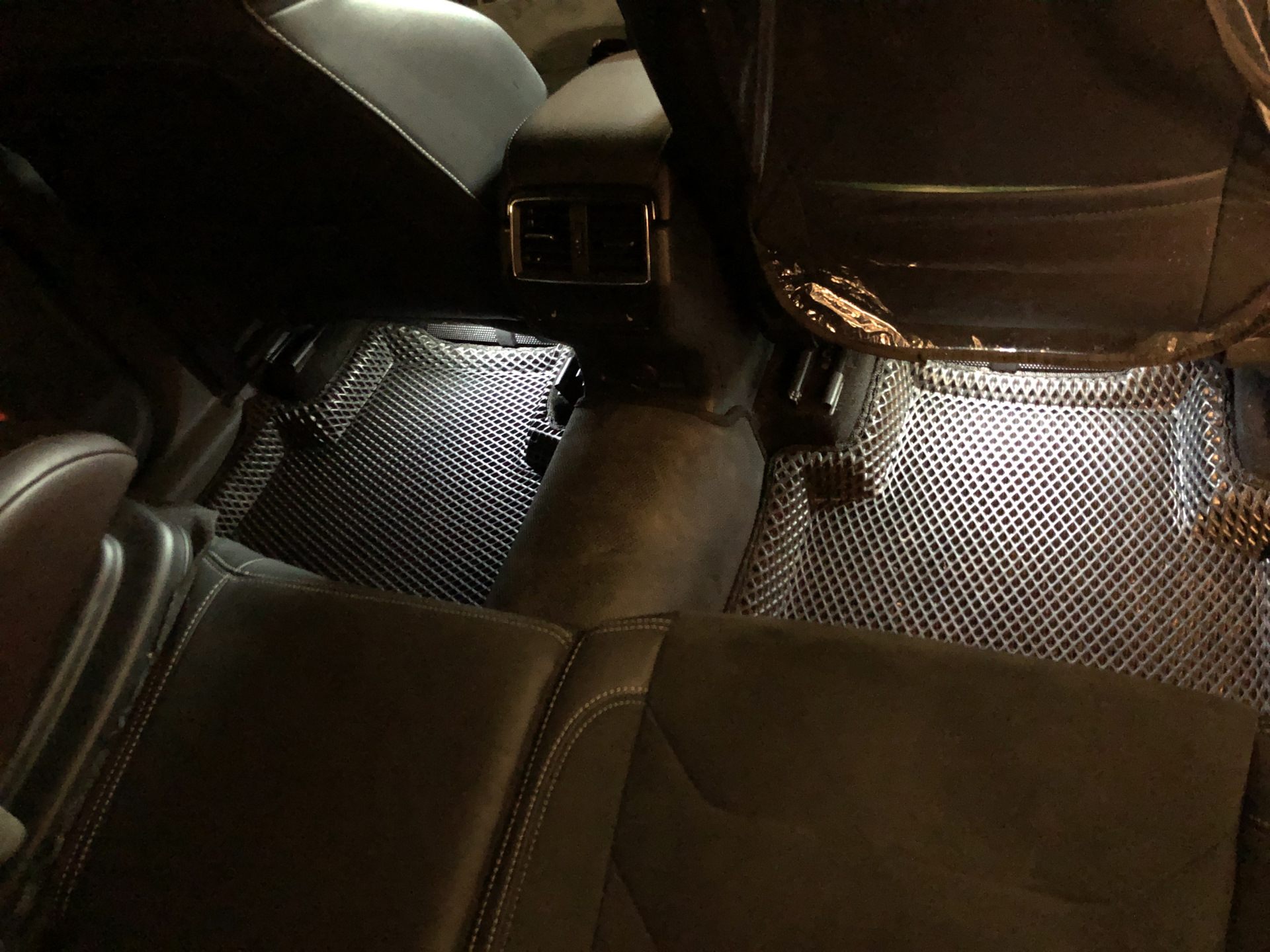 Подсветка шкода кодиак. Подсветка ног Skoda 565881547. Подсветка ног Шкода Кодиак. Skoda Kodiaq подсветка. Skoda Kodiaq подсветка ног задних пассажиров.