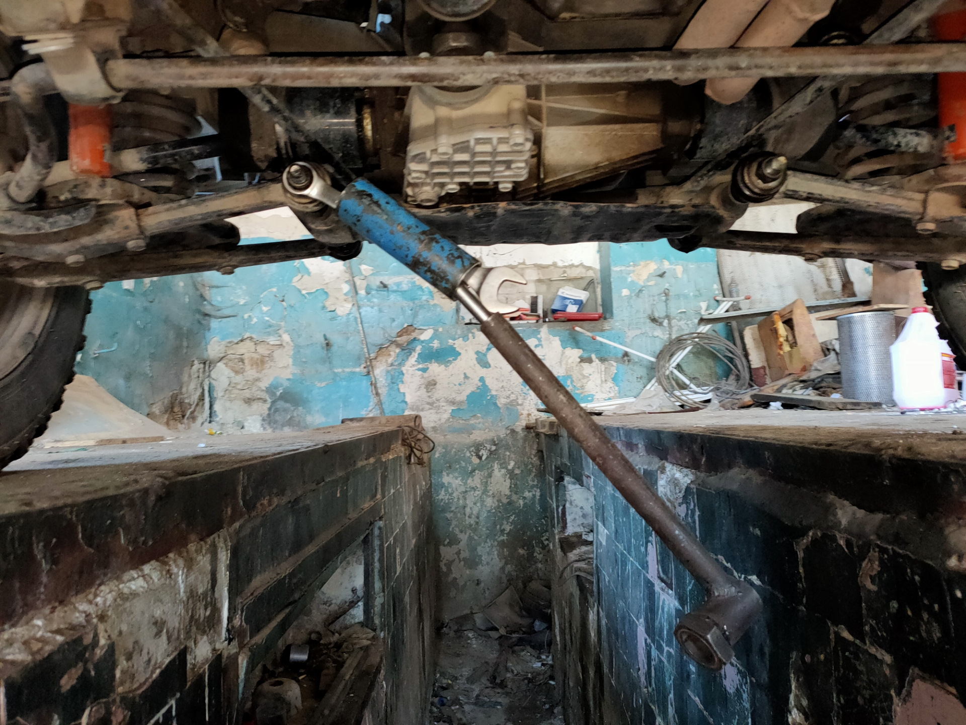 Хруст при заднем ходе. Скрип спереди при проезде неровностей бмв. Honda accord 8 type s щелчки в задней подвеске при движении задним ходом. Хруст при заднем ходе. Хруст при заднем ходе.