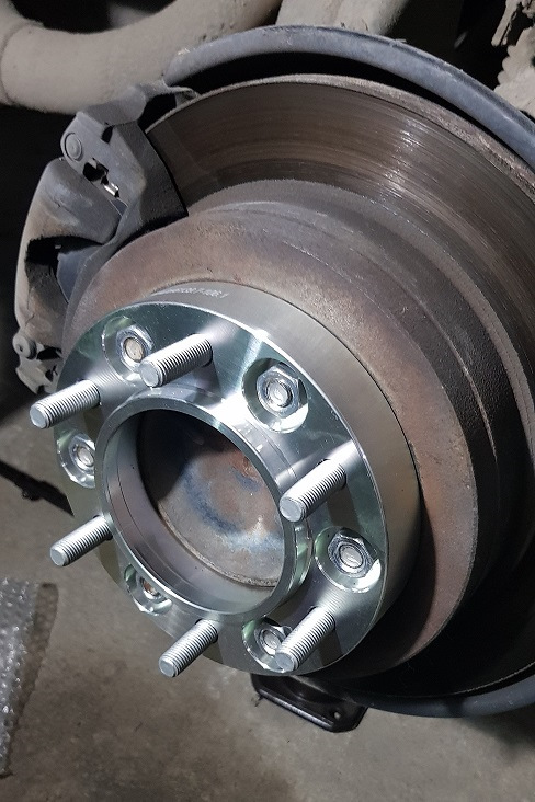 Как увеличить колеса. Как увеличить колеса. Проставки на опель инсигния. Увеличение колесной базы автомобиля. Белые надписи на шинах.