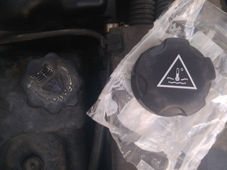 #138 Замена крышки расшительного бачка антифриза. — Peugeot 406, 2 л ...