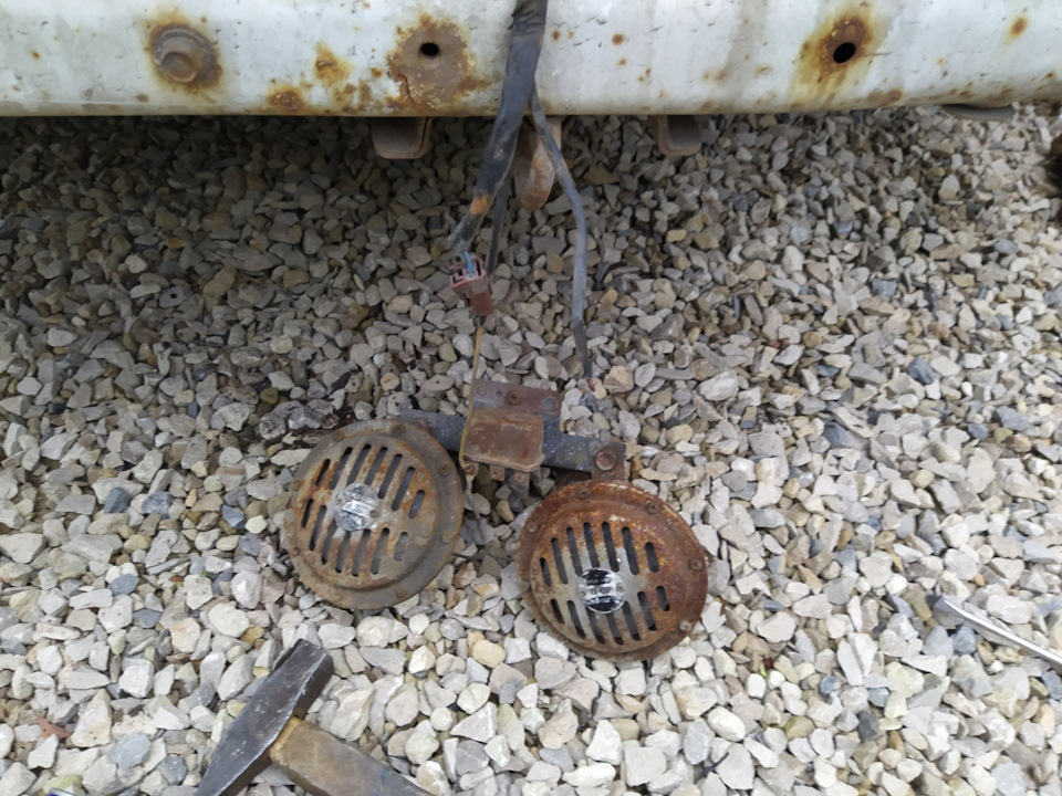 Сгнившие провода на гудке, кстати гудок работал от отдельной кнопки чуть правее руля, интересное решение не иначе — Mitsubishi Cedia