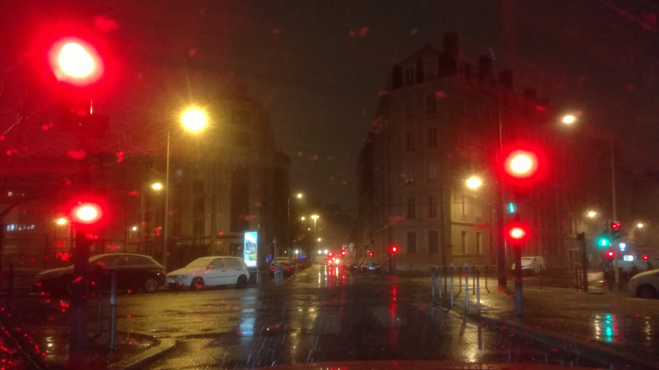 Снег шел в самом Лионе, что само по себе большая редкость. Я очень внимательно смотрел в зеркало заднего вида, так как тут большинство рассекает на «лете», причем довольно изношенном. — Audi A4 (B9)