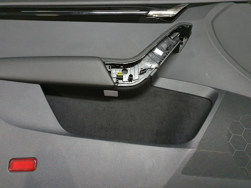 Готовая Передняя дверная карта с плафоном — Skoda Octavia A7 Mk3