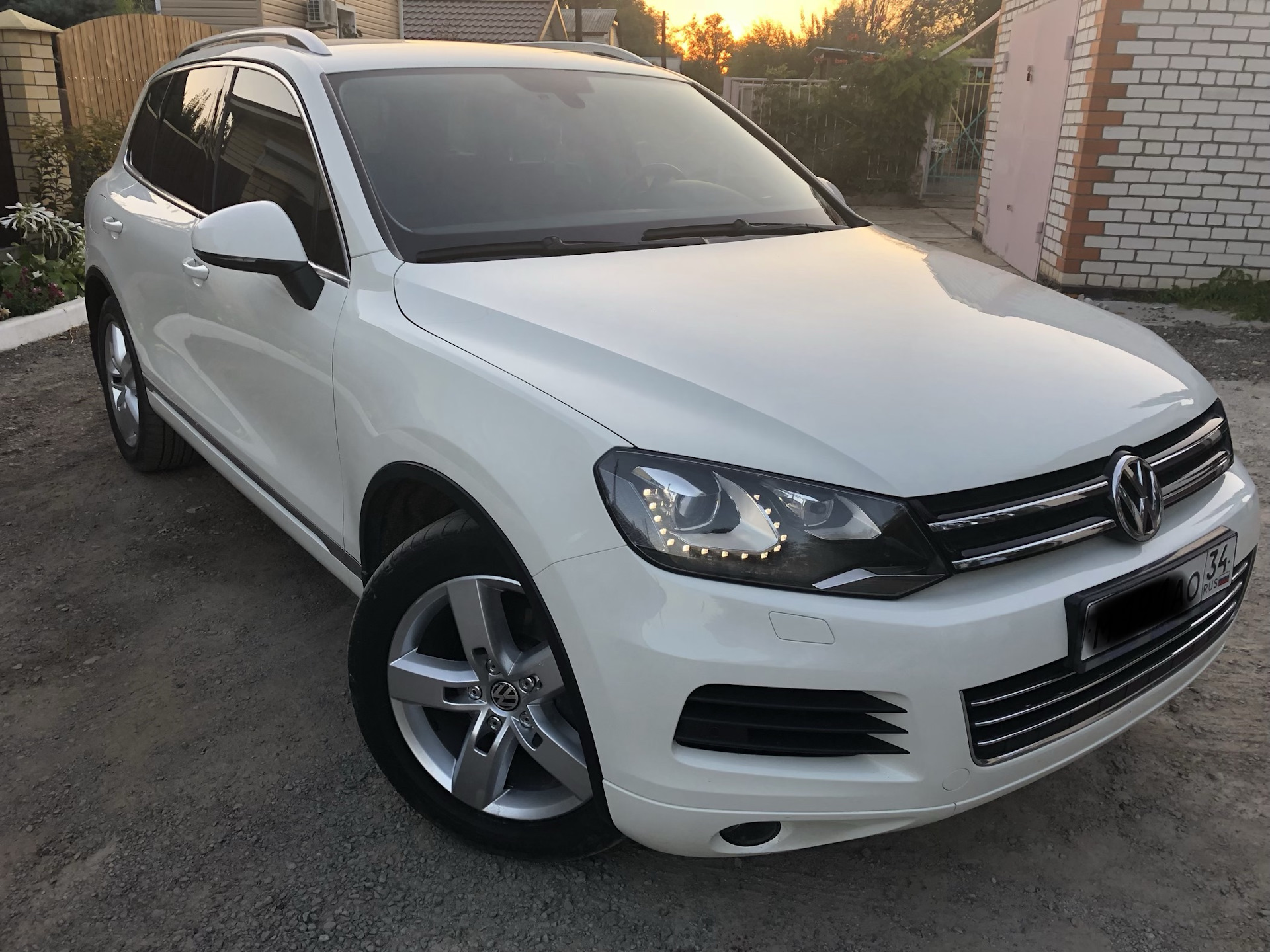 Volkswagen touareg 3 6. Volkswagen Touareg белый. Фольксваген Туарег 2011 белый. Touareg 2011 белый. Volkswagen Touareg 2011 White.