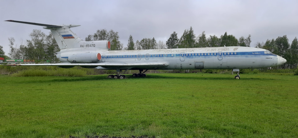 Один из двух Ту-154б, находящихся в экспозиции музея. Это среднемагистральный реактивный авиалайнер. С 1968 по 2015 гг. на Самарском авиационном заводе Авиакор построено 1 026 экземпляров. За время эксплуатации лайнеры перевезли около полутора миллиардов пассажиров. Последний гражданский пассажирский рейс Ту-154 выполнил 28 октября 2020 года. — Jeep Cherokee (KL)