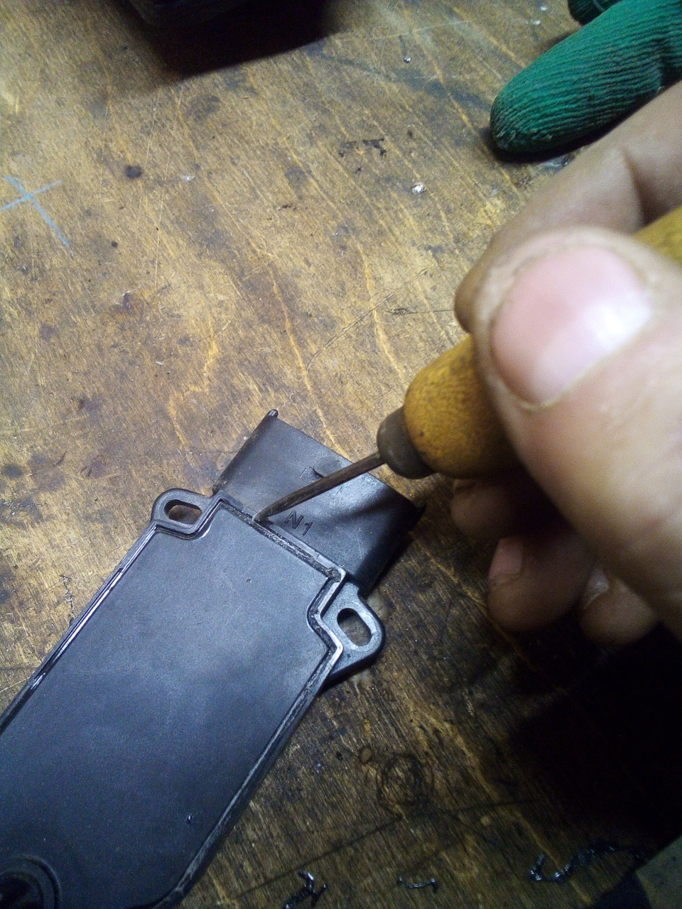 Шилом продрал клеевую заливку шва. — SsangYong Actyon Sports (1G)