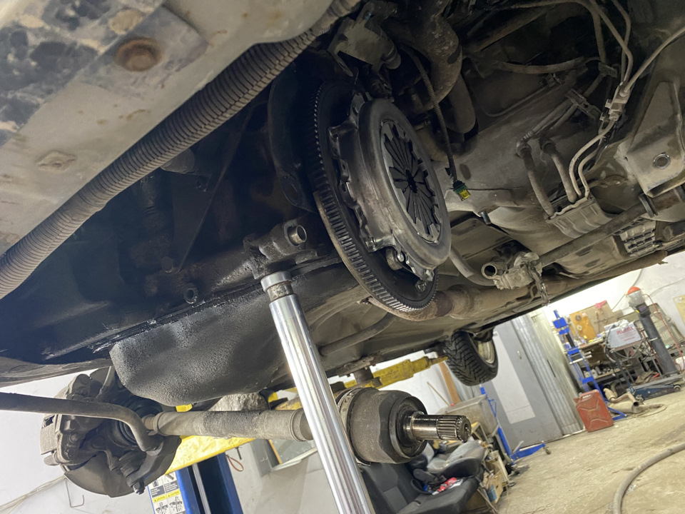 Замена свечей, гранаты, сальника первичного вала — Lada Калина седан, 1 ...