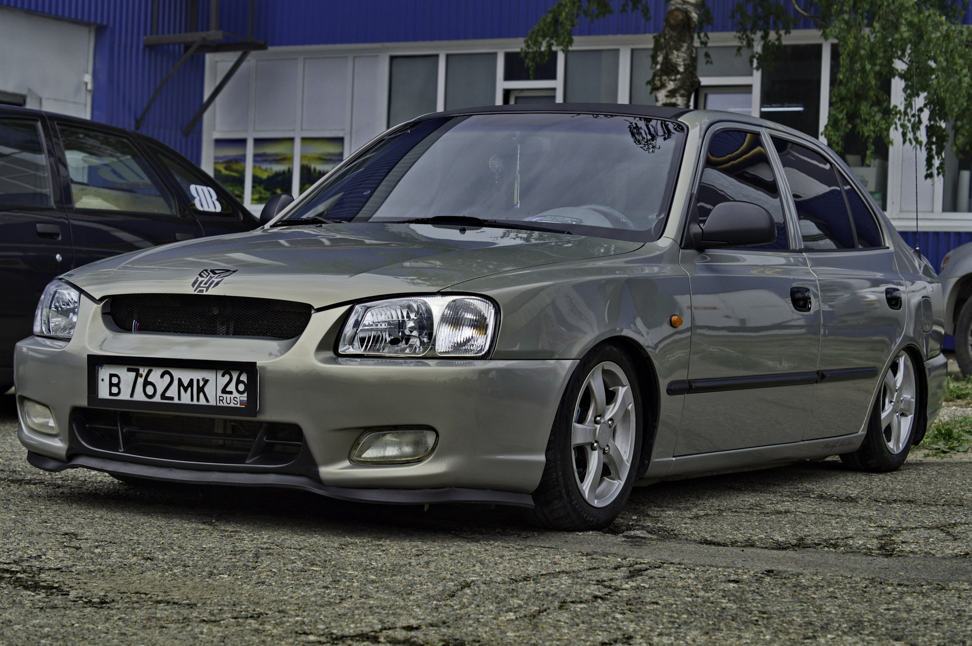 Hyundai accent тюнинг. Hyundai Accent 2006 Tuning. Hyundai Accent 2008 тюнингованный. Обвесы Hyundai Accent 2006. Тюнингованный акцент.