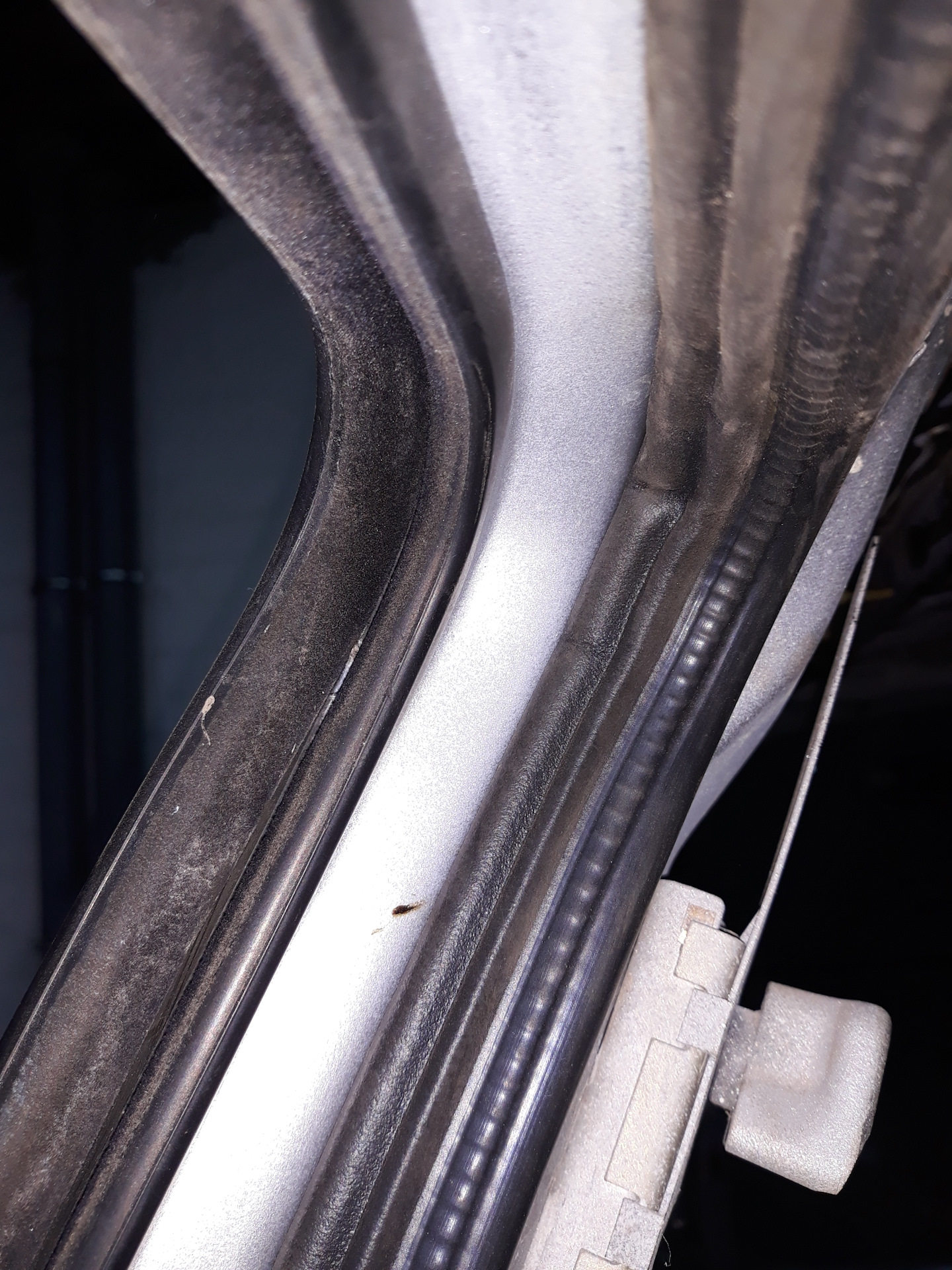 установка уплотнителей дверей