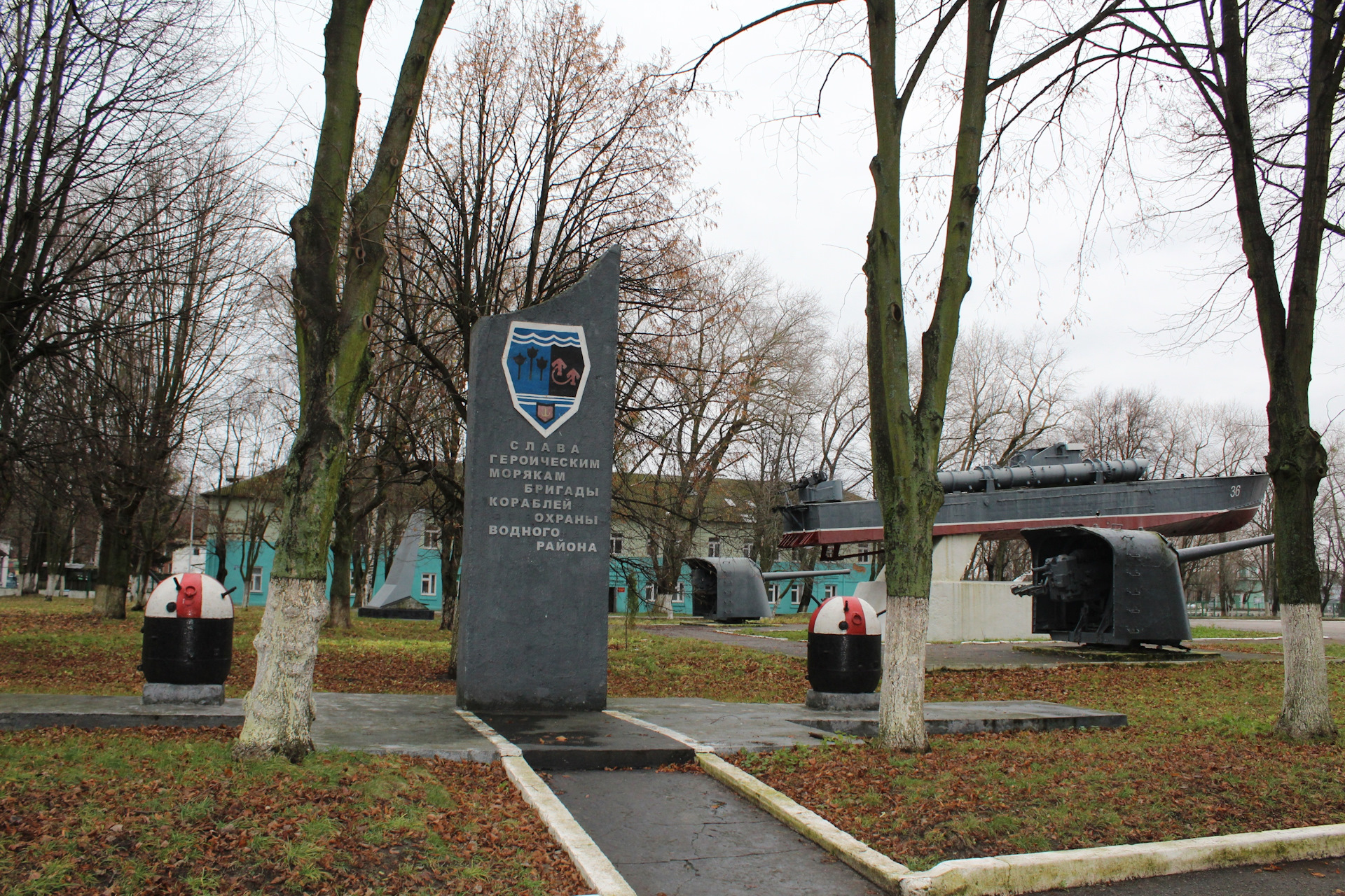 Площадь Балтийской славы в Балтийске. Обелиск морякам.