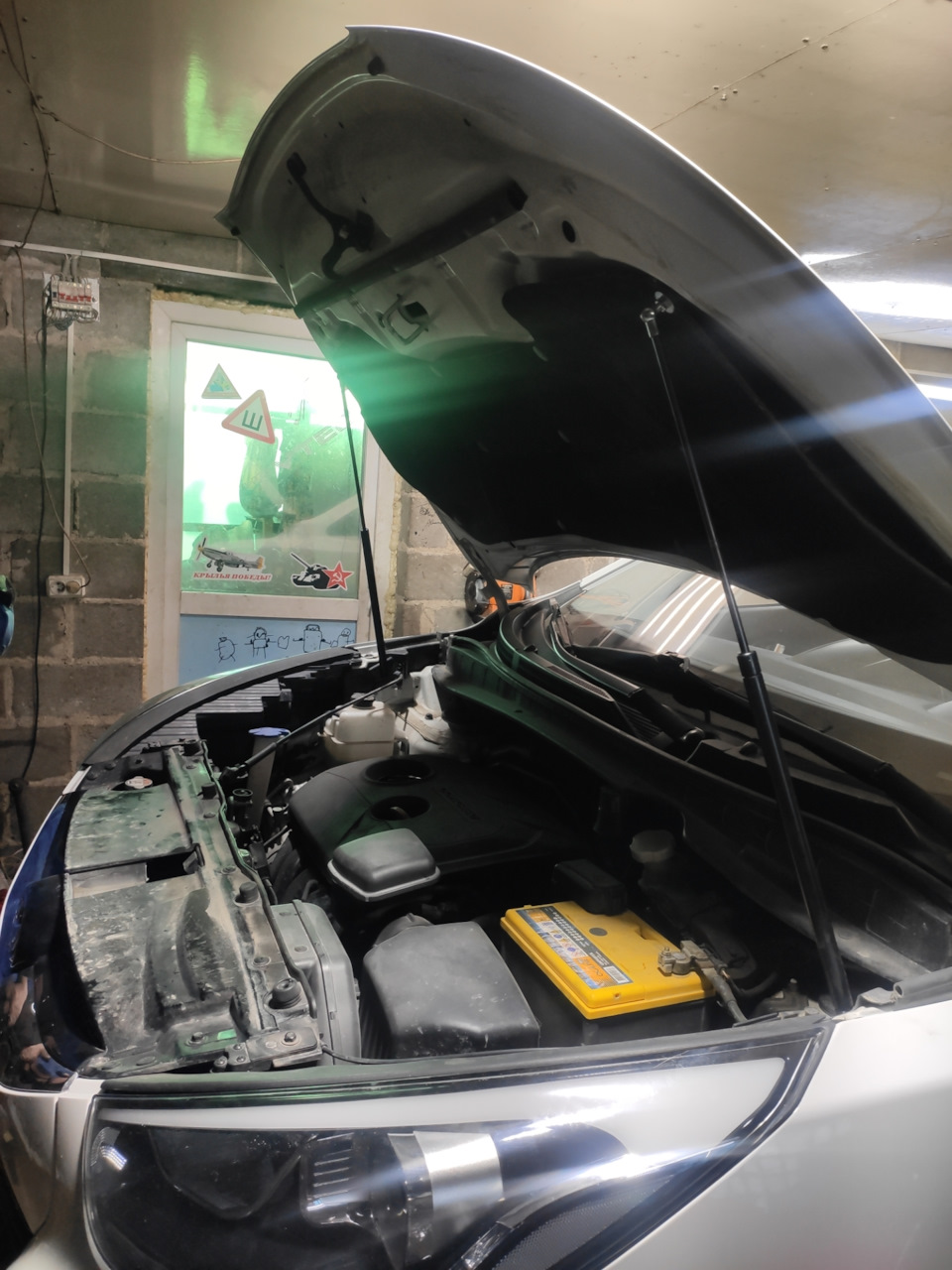 Упор капота ix35 — Hyundai ix35, 2 л, 2013 года | аксессуары | DRIVE2