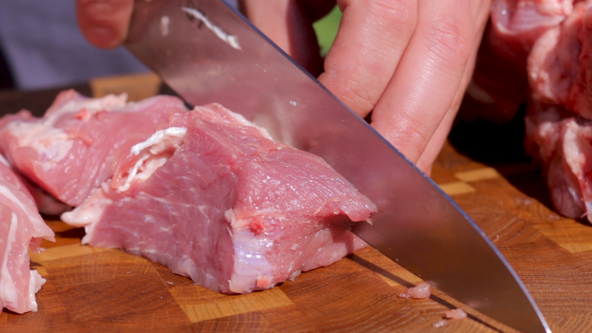 Режем мясо на шашлык из свинины. Свинина нарезанная кубиками. Нарезанная свинина. Куски свинины на шашлык. Размер куска мяса для шашлыка.