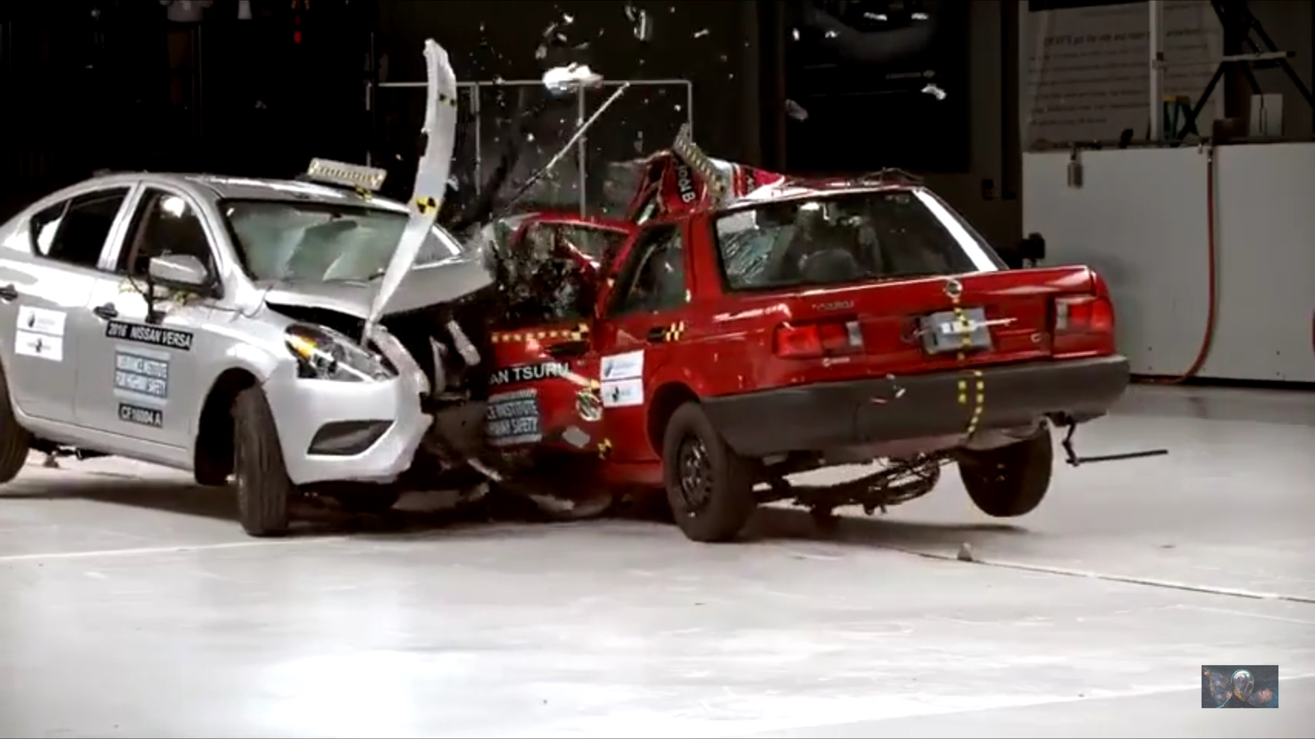 Crash testing. Краш тест Nissan Tsuru. Краш тест Nissan Versa. Nissan Tsuru 2015. Краш тест sl500.