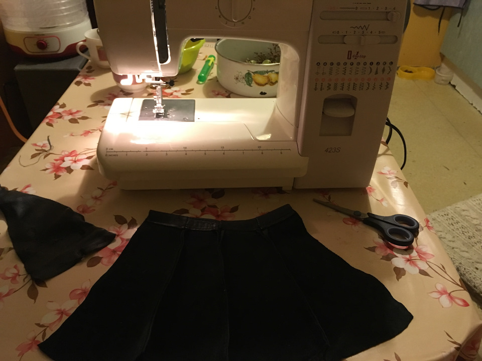 Дэу нексия кожух кпп. 5OAAAgPzfuA 960. Дэу нексия кожух кпп фото. Дэу нексия кожух кпп-5OAAAgPzfuA 960. картинка Дэу нексия кожух кпп. картинка 5OAAAgPzfuA 960. Насмотревшись на положительный опыт коллег-драйвовчан, решил и я заменить чехол КПП. Вариантов, собственно, четыре. Первый — заказать родной чехол, на емексе цена 700 рублей. Не наш вариант. Второй — сшить самому. По ощущениям, так делало большинство решавших эту проблему. Из чего только они не делали свои чехлы! Сапоги жен, старые куртки — на фоне этого купить кусок кожзама и выкроить смотрится банально. Как бы то ни было, шить я не умею, так что не наш вариант. Третий — поездить по магазинам и купить что попало, например от ВАЗ-2109. Мне — лень. Вариант четвертый — заказать на али. 270 рублей. Это по-нашему, по-нищебродски.