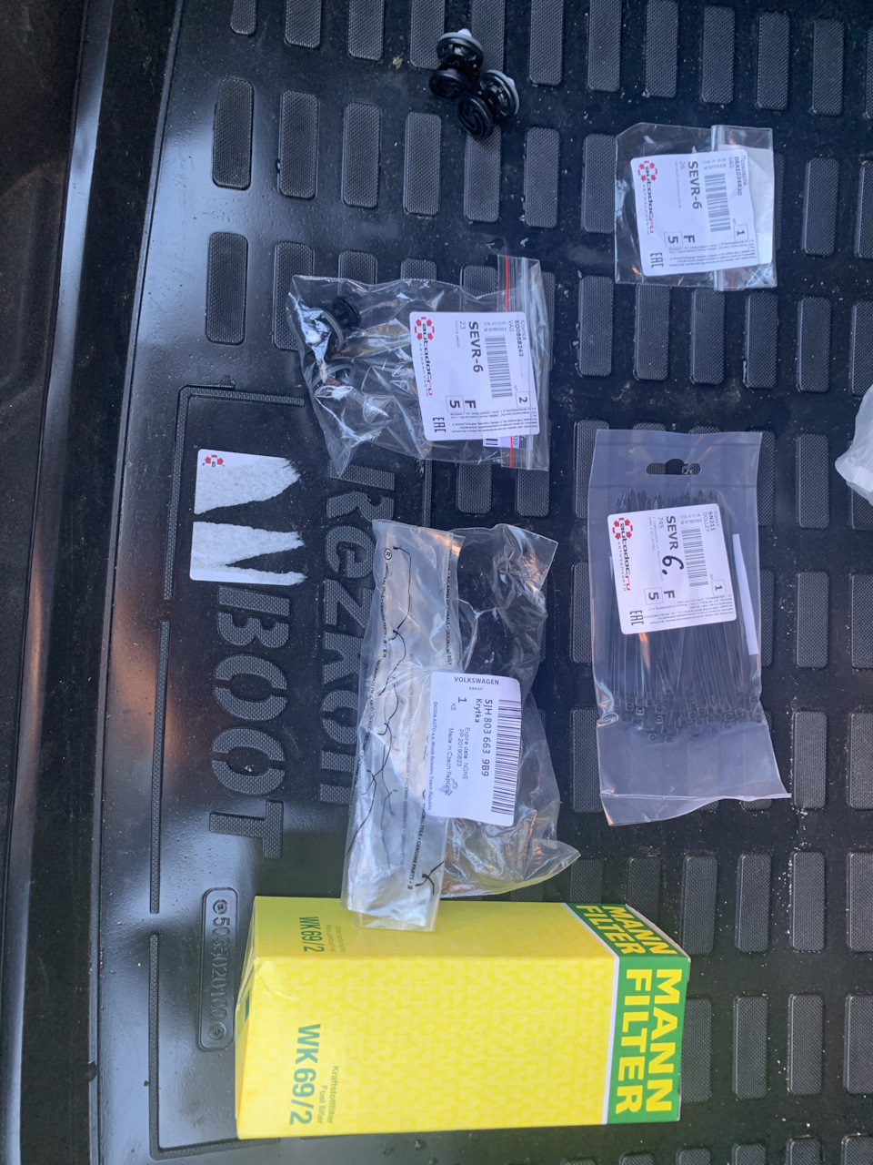 Замена топливного фильтра и сетки в бензобаке — Volkswagen Polo Sedan ...