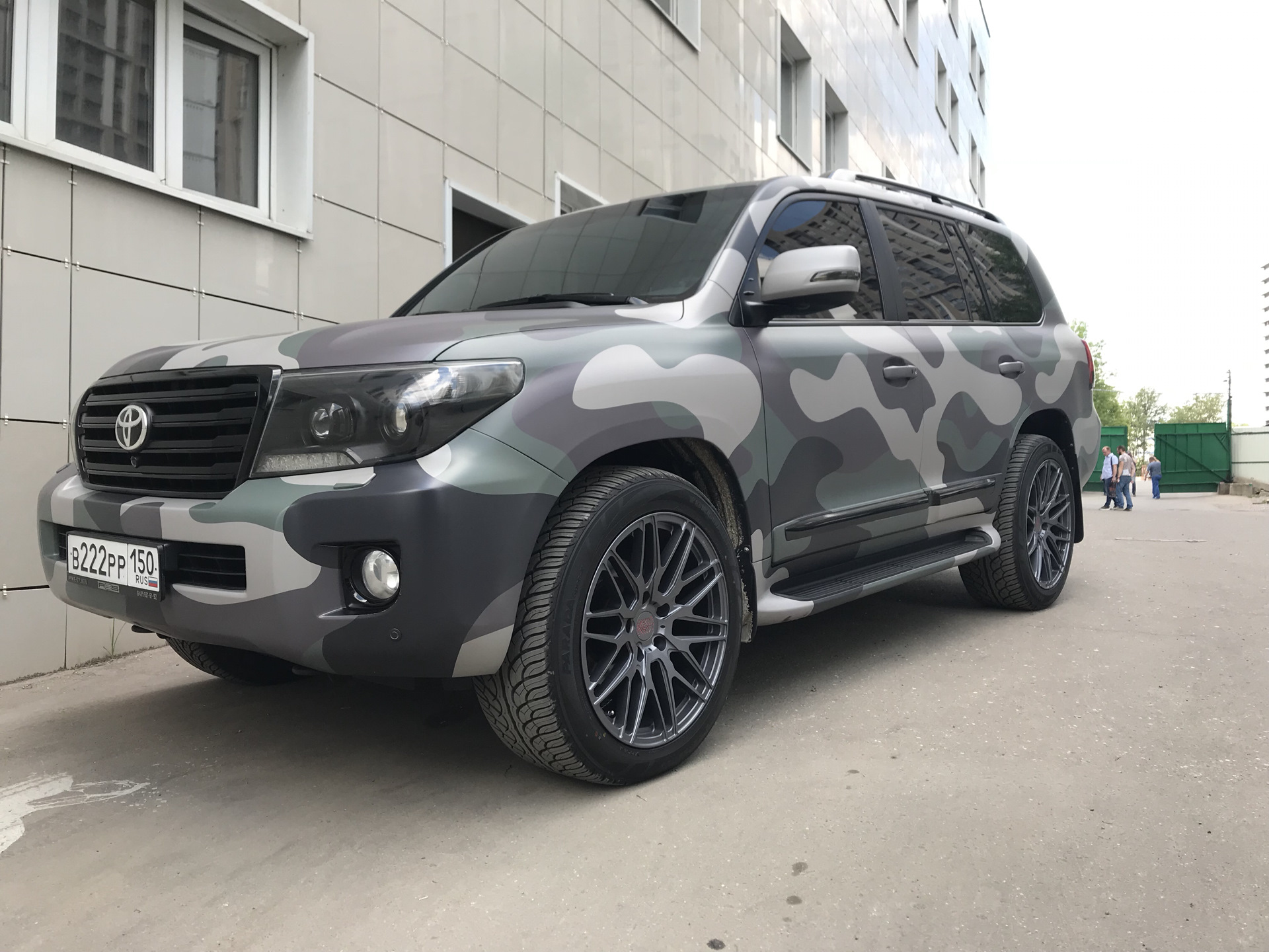 Диски 200. Графит Крузер 200. Ленд Крузер 200 на 22 дисках. Toyota lc200 диски. Land Cruiser 200 графитовый.