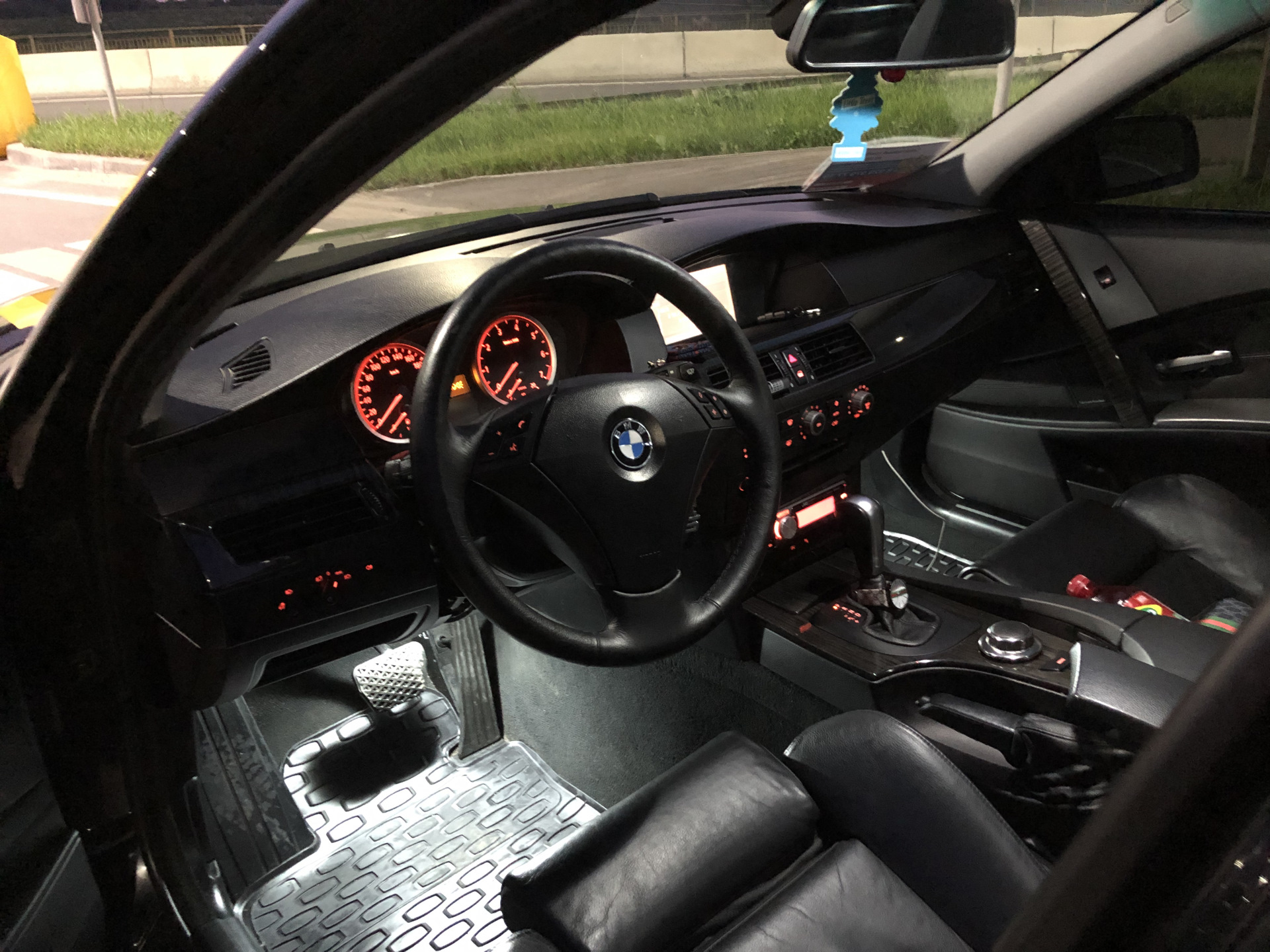 Подсветка бмв е90. E60 BMW Дооснащение. Подсветка ручек БМВ е90. Подсветка ног BMW e60 2008г. Подсветка ног BMW e60.