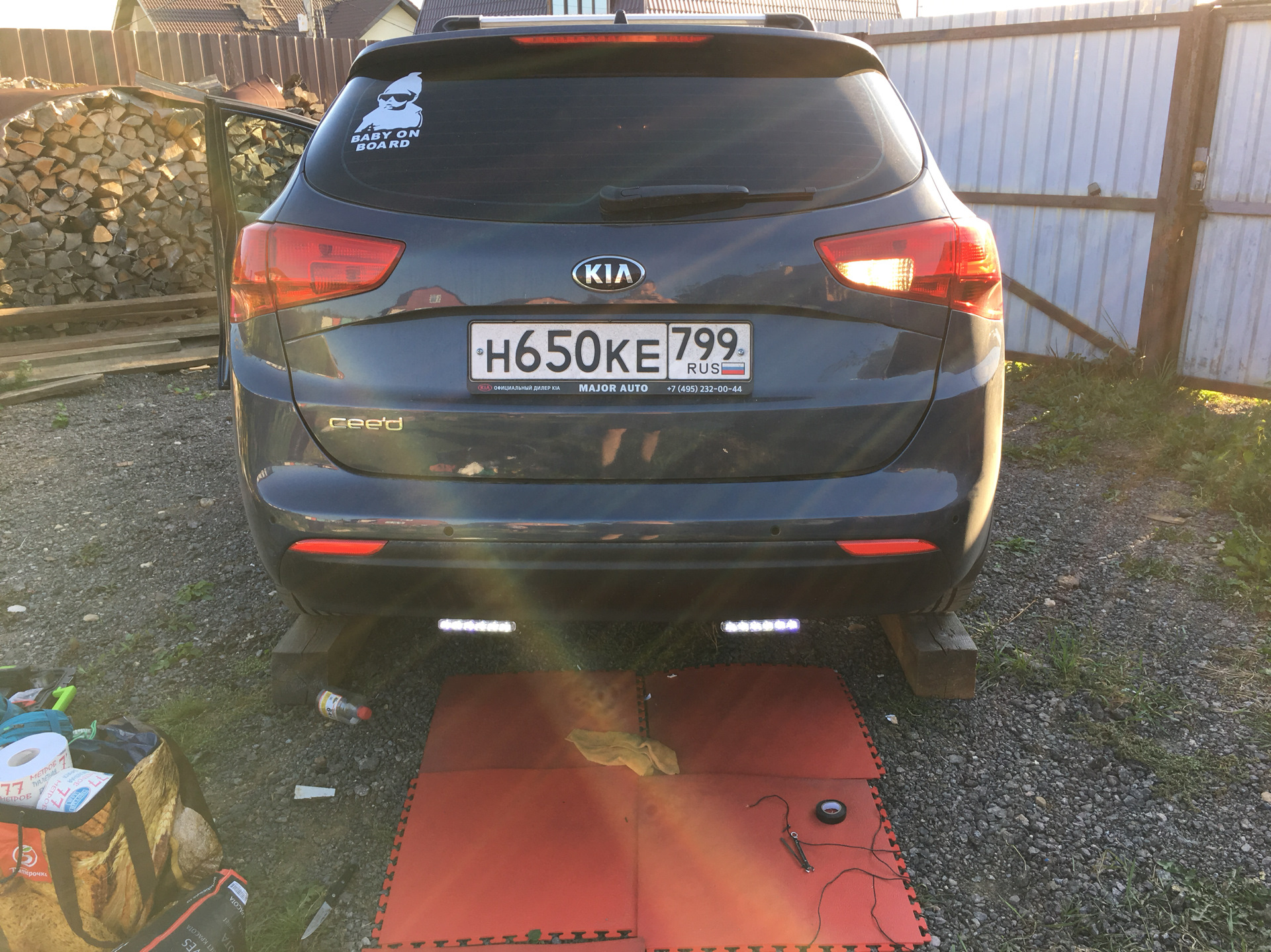 Лампочки заднего хода киа церато 2. Bmw 320i ночью. Поло седан 2018 фонарь заднего хода. Задний ход 2017. Задний ход 2017.