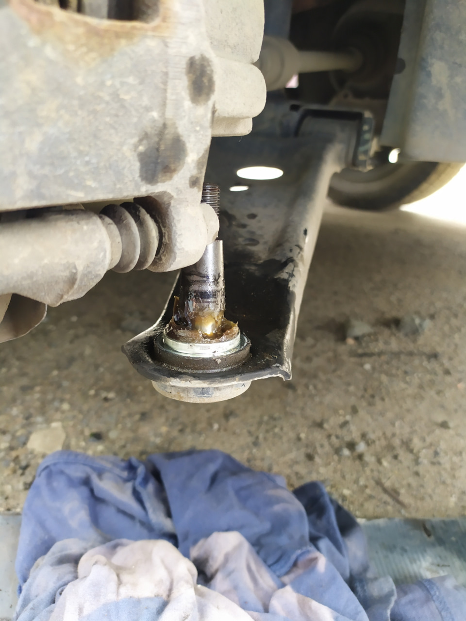 Как снять пыльник с шаровой опоры солярис Замена пыльников шаровой опоры - Mitsubishi Mirage (6G), 1 л, 2012 года плановое