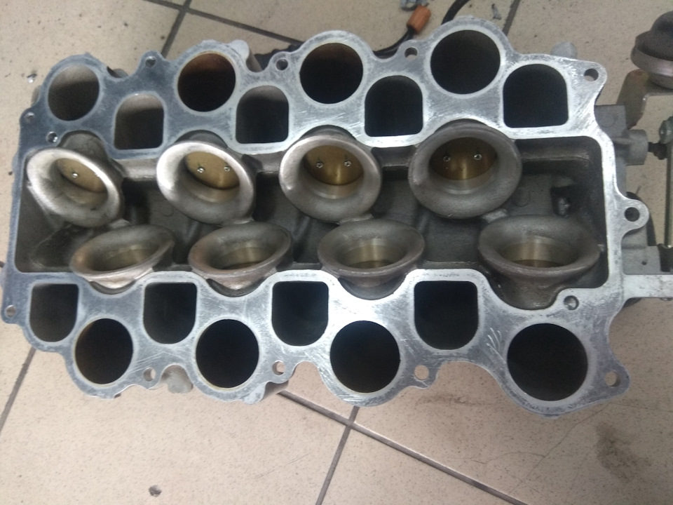 Проверка болтов заслонок впускного коллектора. — Infiniti FX (1G), 4,5 ...