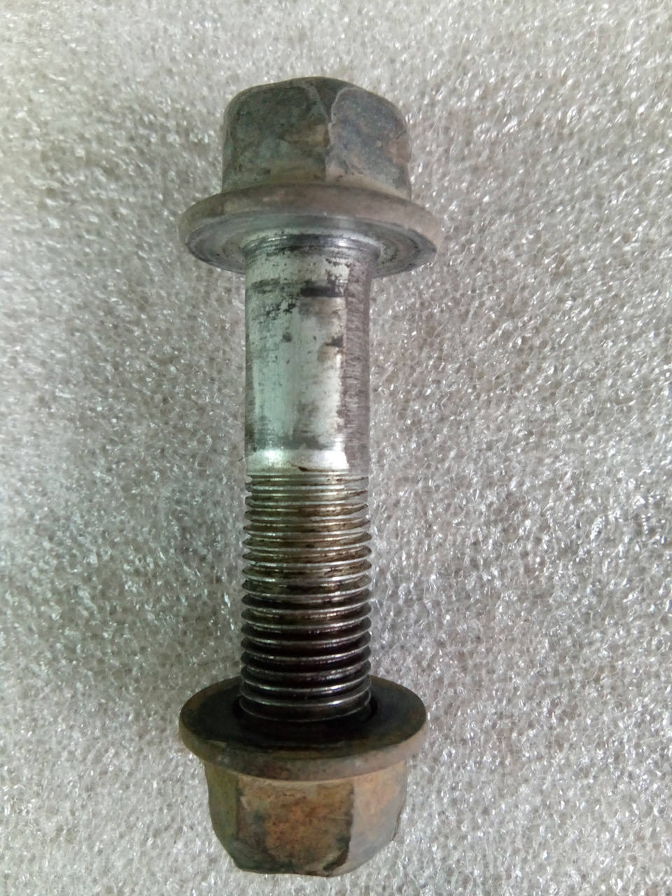 Болт крепления амортизатора задней двери