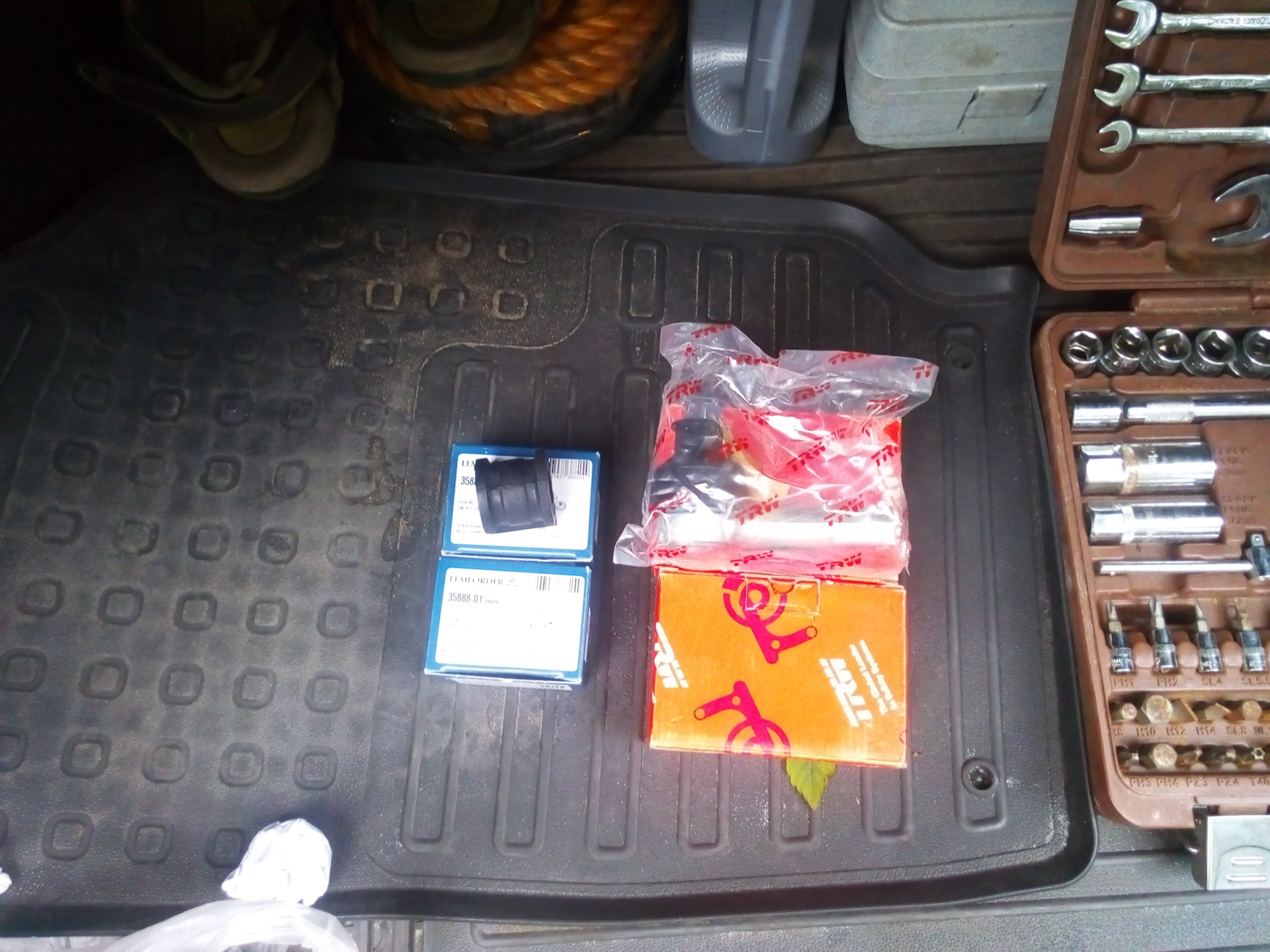 Usb зарядка в панель старого образца — Lada 21114, 1,5 л, 2004 года ...