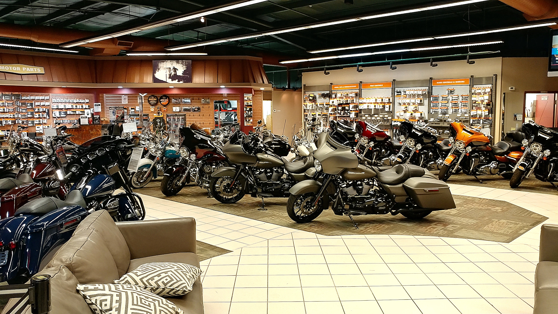 Мотосалон череповец. Мотосалон Harley Davidson. Мотосалон Харлей Дэвидсон Москва. Мотосалоны Харлей Дэвидсон в Москве. Хот мото мотосалон.