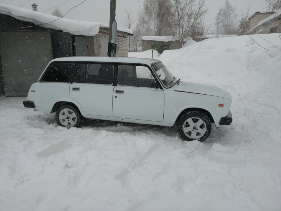 Белая ваз 2104 на литье фото