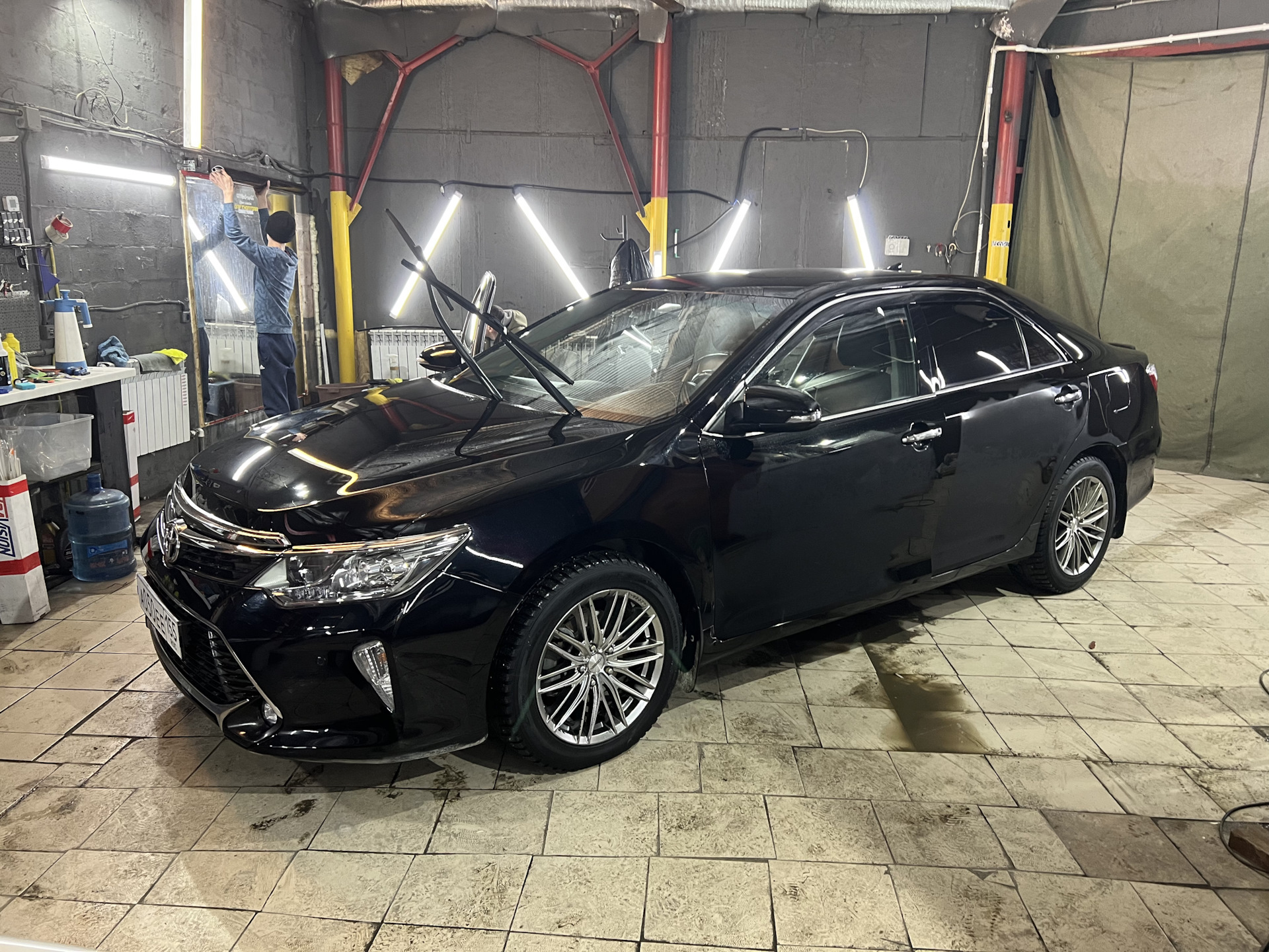 Черная камри без тонировки-не камри — Toyota Camry (XV50), 2,5 л, 2017 года  | стайлинг | DRIVE2