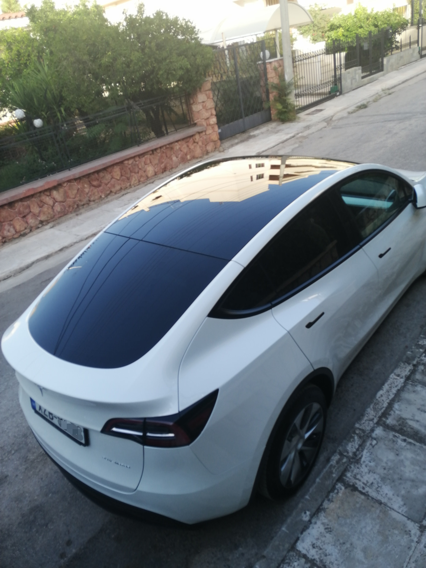 Стеклянная крыша Теслы — красиво, но жарко. — Tesla Model Y, 2022 года |  аксессуары | DRIVE2