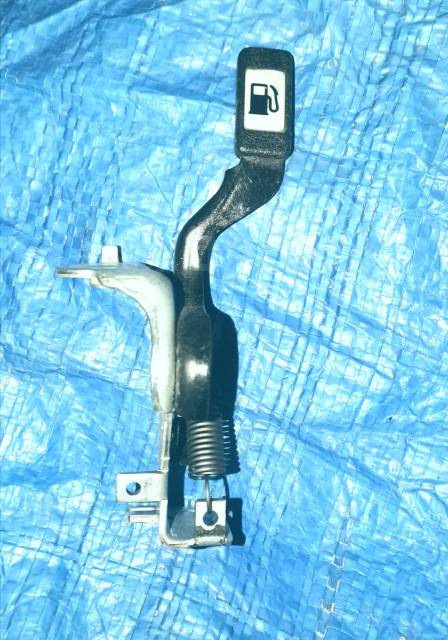 Про рычажок открывания бензобака — Toyota RAV4 (II), 2 л., 2005 года ...