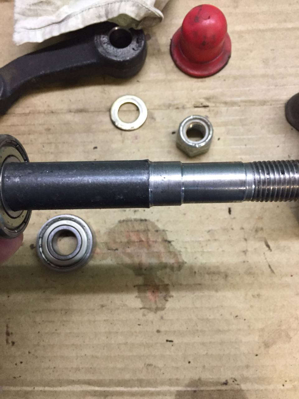 051 фиксатор обоймы подшипника. Болтается вал. Люфты. Подшипник вторичного вала задний ауди 100 с4. Вал раздатки хендай туссан 2008.