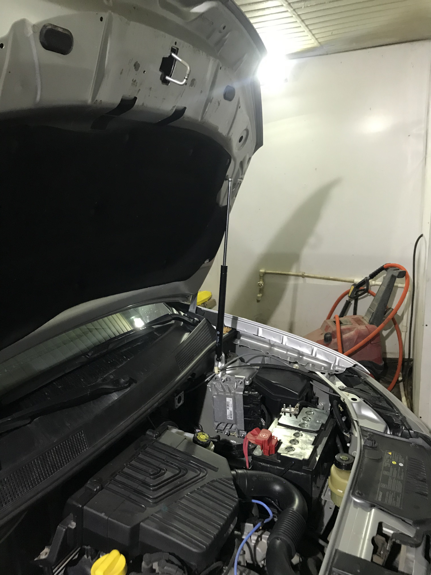 Замена газового упора капота. — Renault Sandero 2G, 1,6 л, 2014 года ...