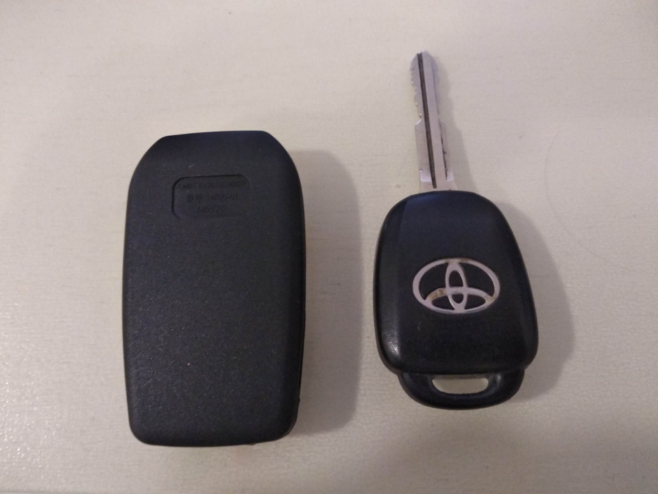 Ключ тойота рав. Ключ Тойота рав 4. Выкидной ключ для автомобиля Тойота рав 4. Ключ от Тойоты рав 4. Ключ Тойота рав 4 2016.