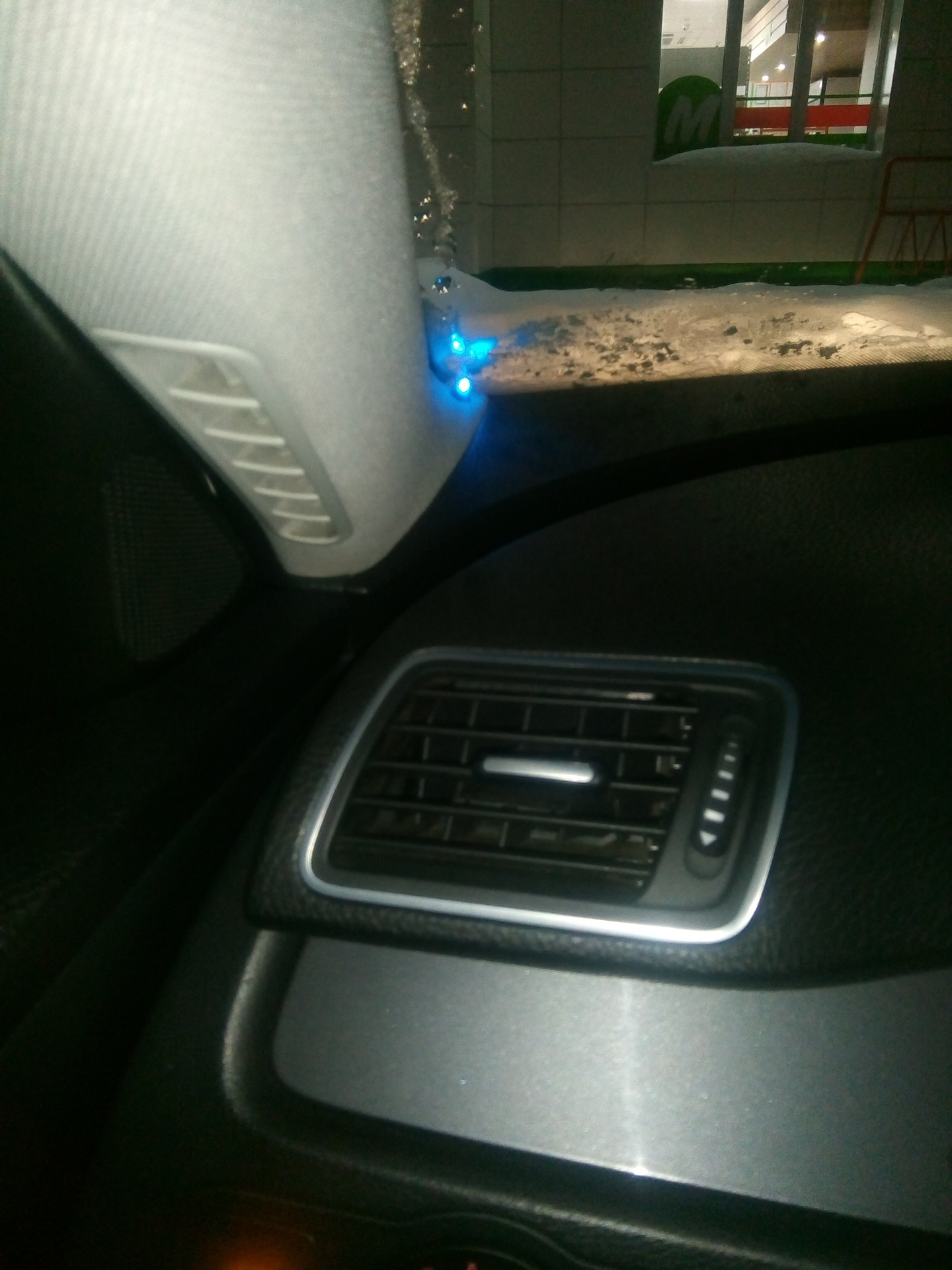 Замена дефлекторов воздуховодов — Volkswagen Passat B6, 1,9 л, 2008 ...