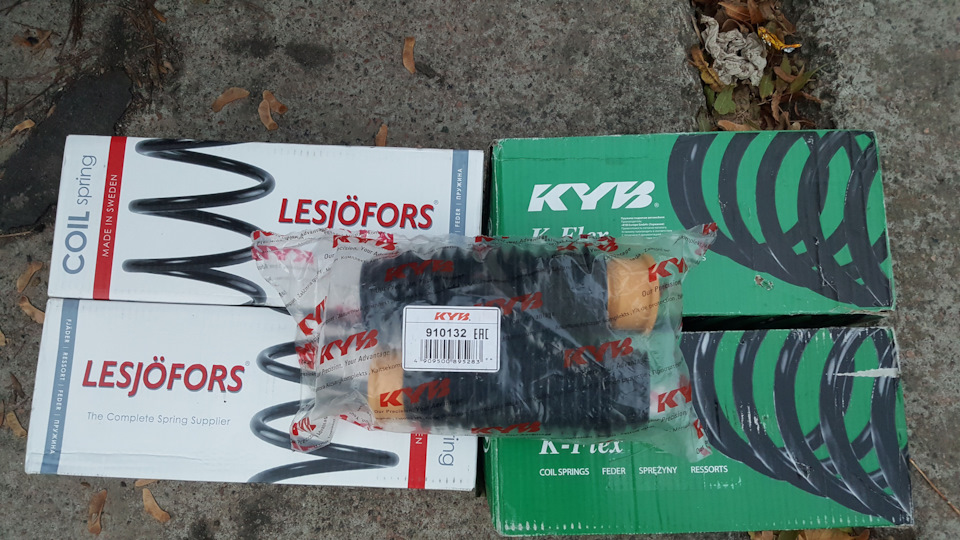 отбойник и пыльник на 2 амортизатора KYB 910132 — Honda Civic Hatchback (8G). Запчасти на фото: 910132