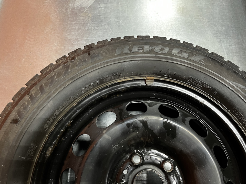 Шины зимние нешипованные Bridgestone 215/60 R16, штампованные диски VAG ...