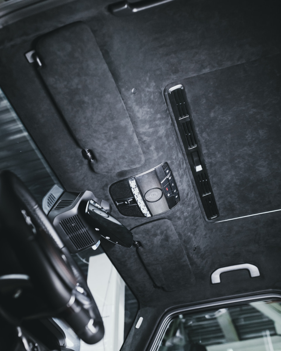 Перетяжка интерьера Mercedes G-class. Перетянули центральную консоль ...