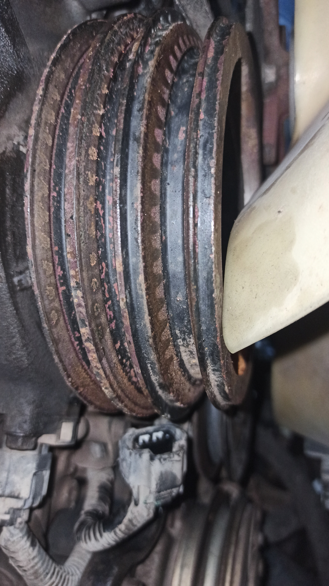 Никогда такого не было и вот опять… 4-ый шкив коленвала пошел ...