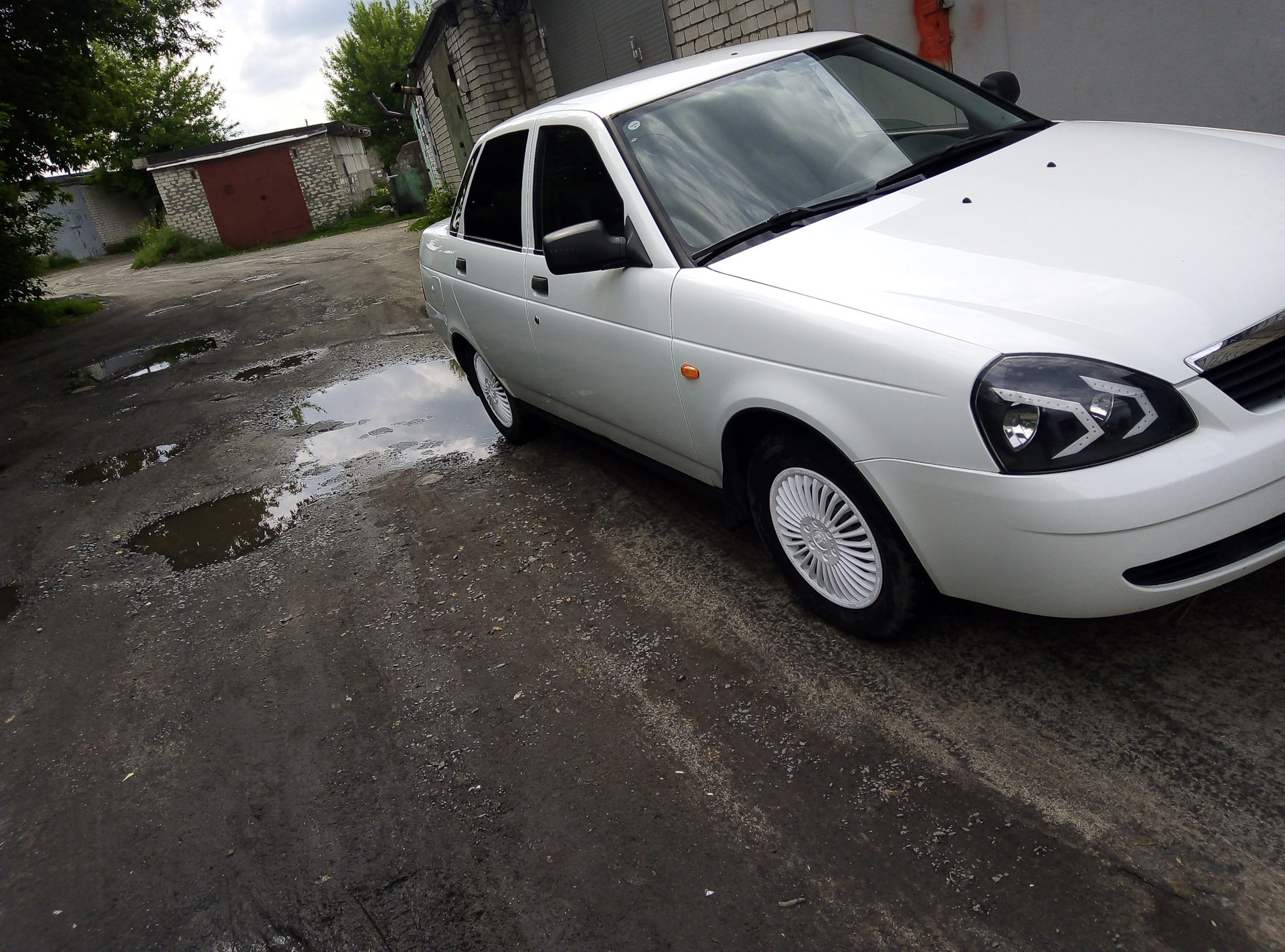 Приора белые кроссовки. Приора 1 белая седан. Приора 2 белая