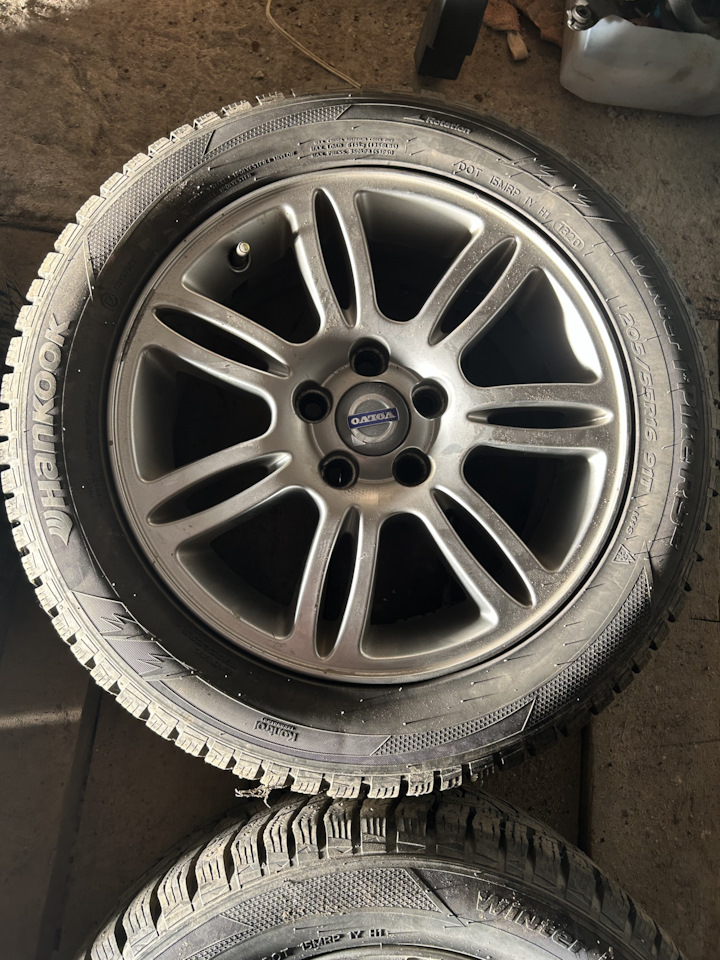 Шины зимние шипованные Hankook 205/55 R16, литые диски Volvo 6,5Jx16 ...