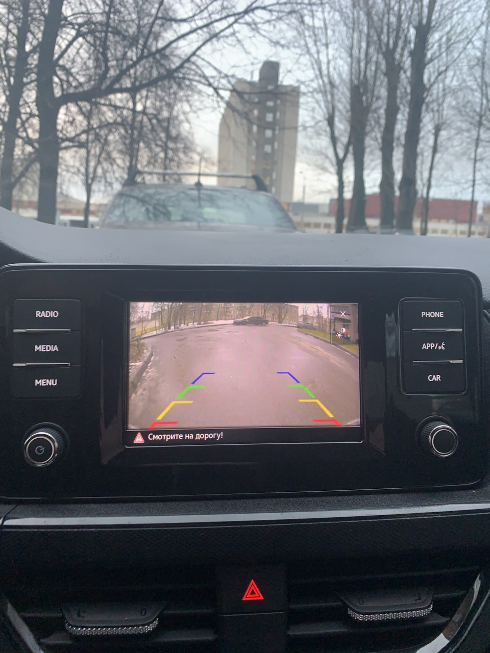Установка камеры заднего вида в значок (инструкция) — Volkswagen Polo ...