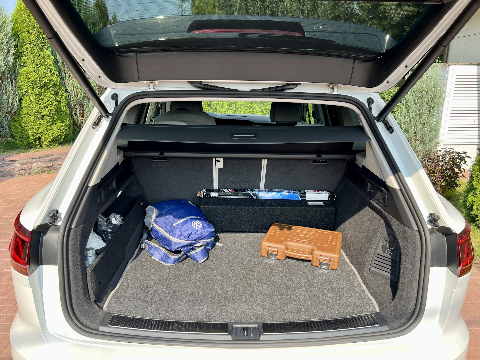 Система фиксации груза в багажнике — Volkswagen Touareg (3G), 3 л, 2019 ...
