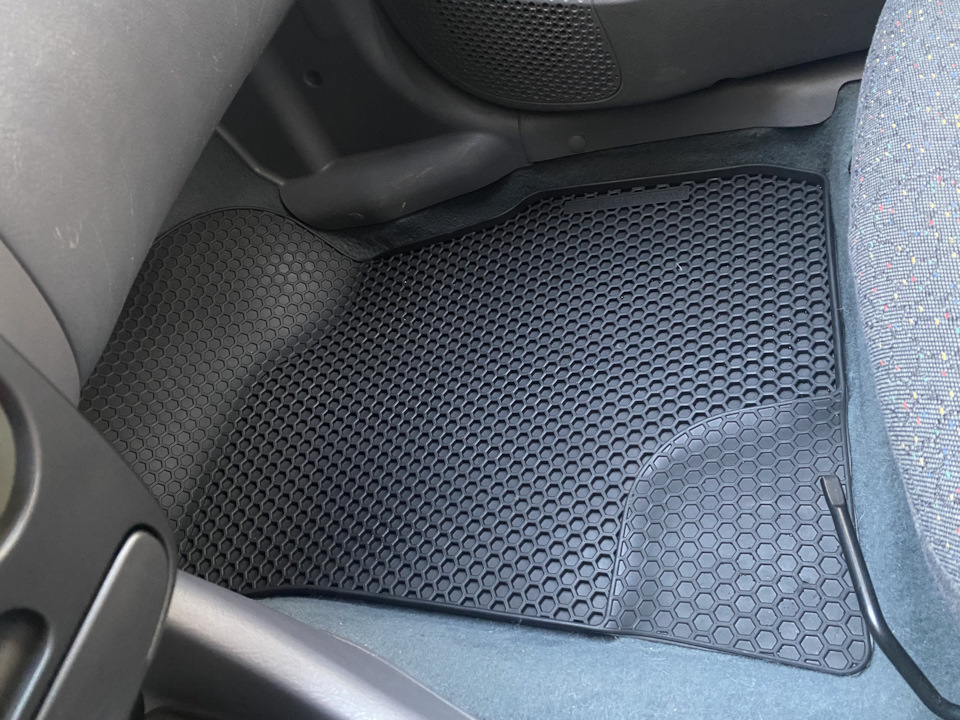 Пассажирский резиновый ковер — Hyundai Accent (2G)