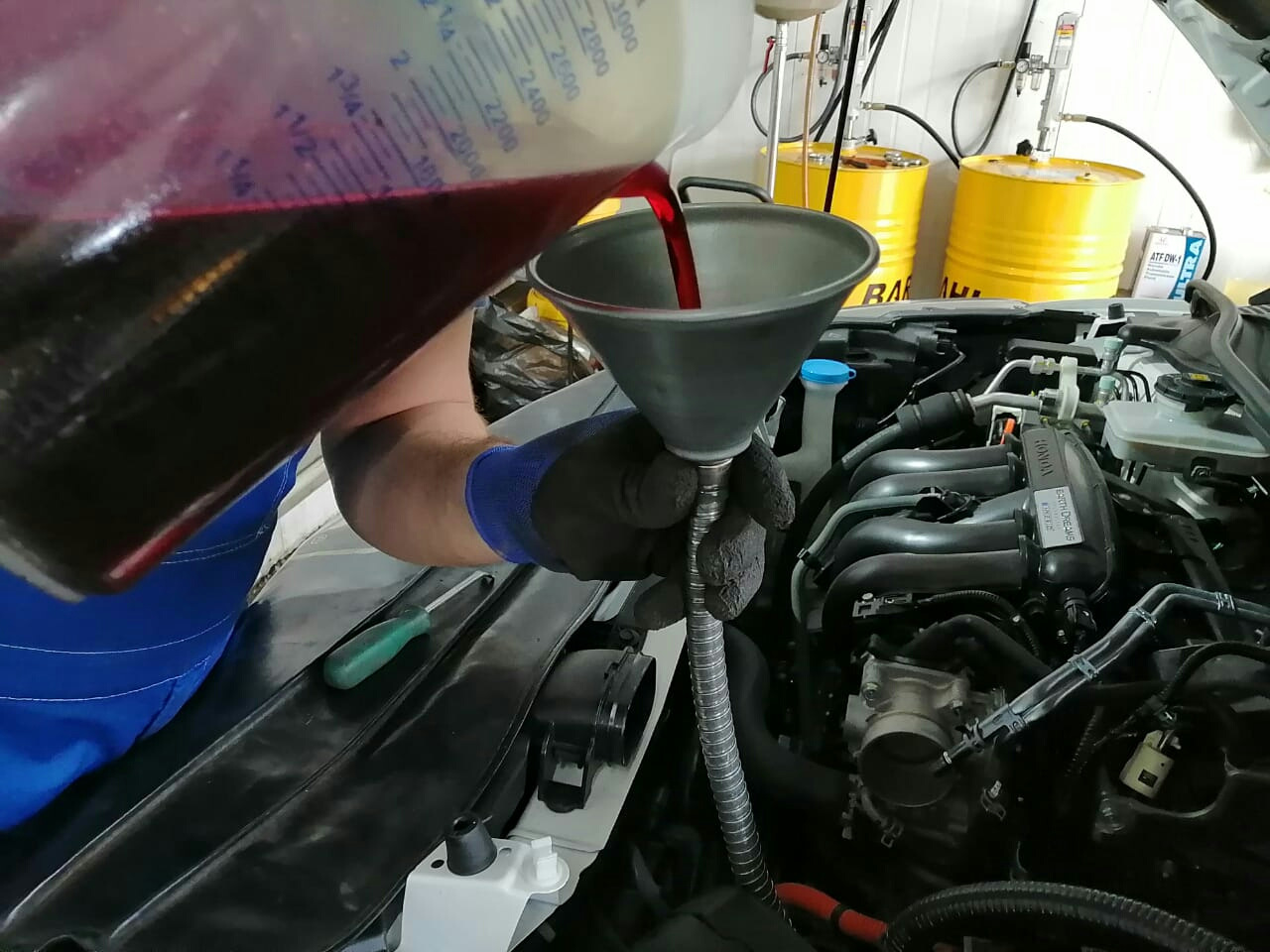 Хонда везел какое масло. Газель долить масло в двигатель. Воронка для залива масла в АКПП через щуп. Honda Fit замена масла робот 2016. Доливка масла в штабелер.